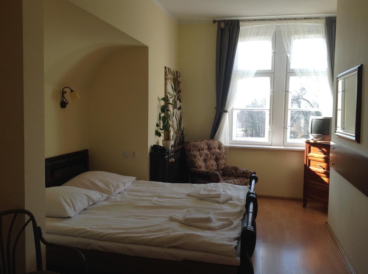 Palac Kobylniki Hotel Obrzycko Buitenkant foto