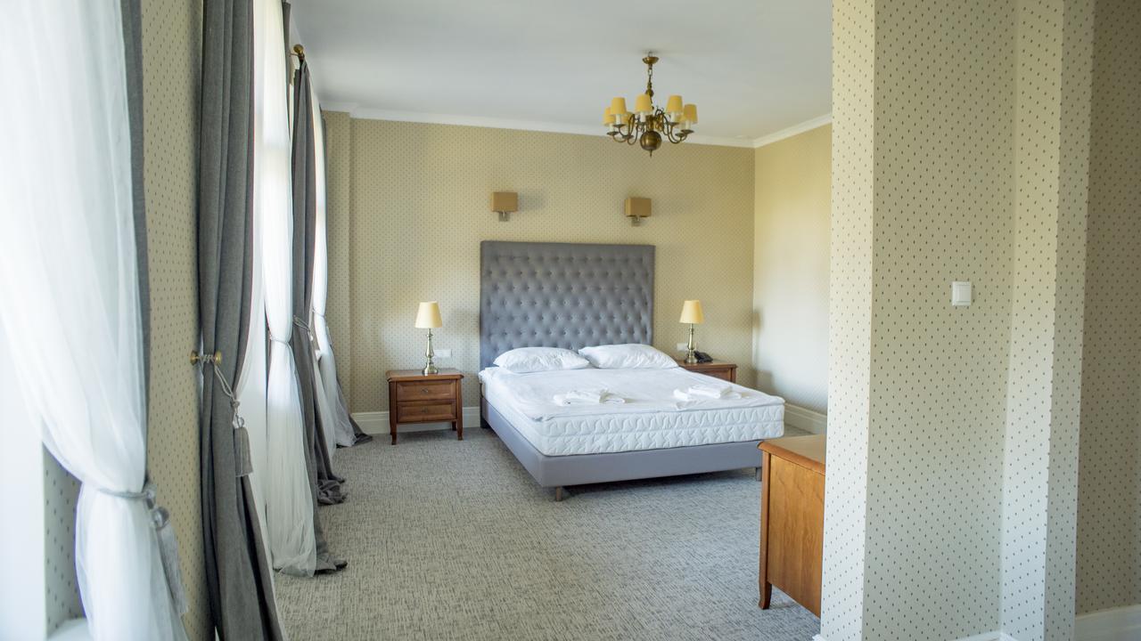 Palac Kobylniki Hotel Obrzycko Buitenkant foto
