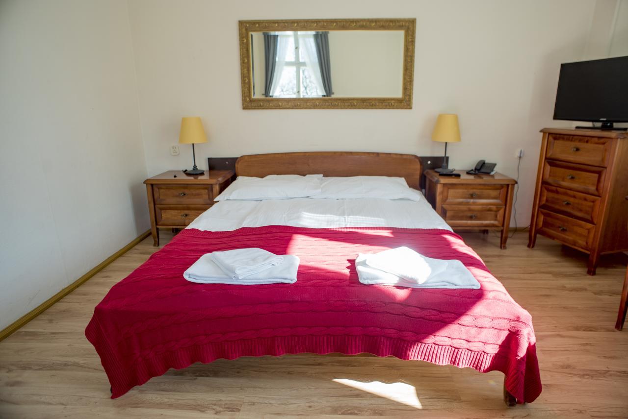 Palac Kobylniki Hotel Obrzycko Buitenkant foto